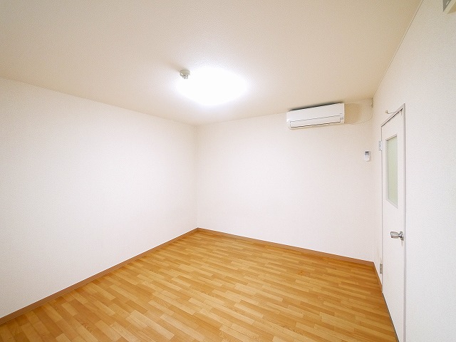 その他部屋・スペース　開放的な寝室です