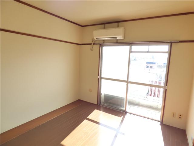 居室・リビング　日当たりのよい居室です。