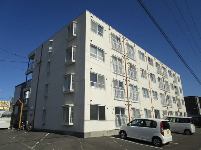 札幌市東区北四十六条東のマンションの建物外観