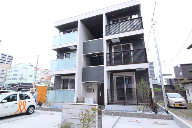 新潟市中央区笹口のアパートの建物外観