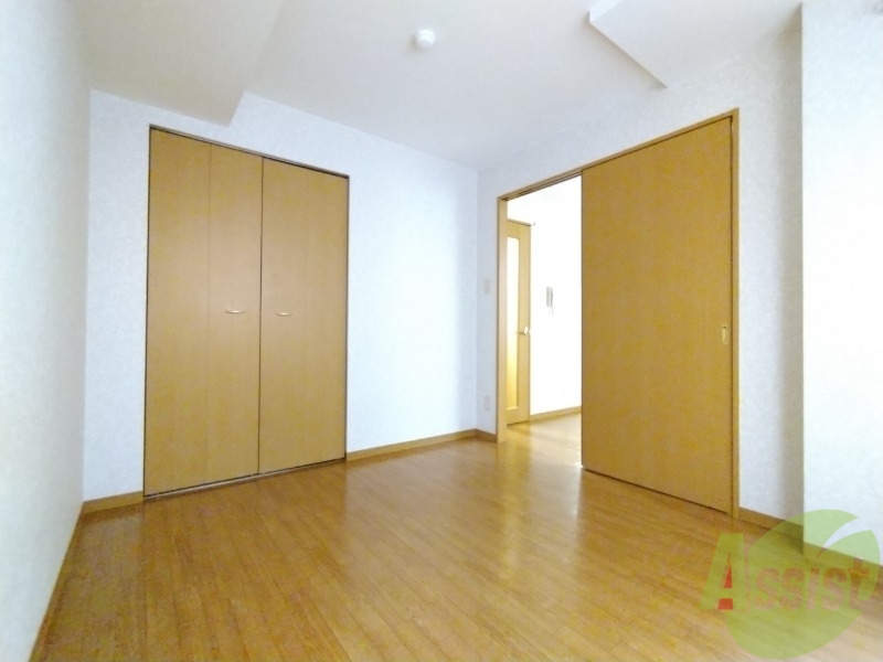 その他部屋・スペース　寝室はこちらです。光が差し込む、温かみのあるお部屋です。