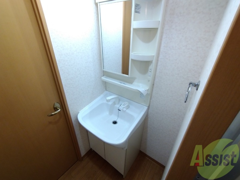 洗面設備　独立洗面台です。大きくてよいですね。シャンプーもできます。