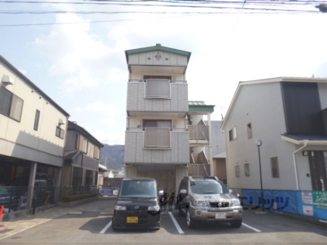 京都市山科区小野蚊ケ瀬町のマンションの建物外観