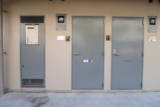 玄関　雨に濡れない共用廊下の玄関です☆