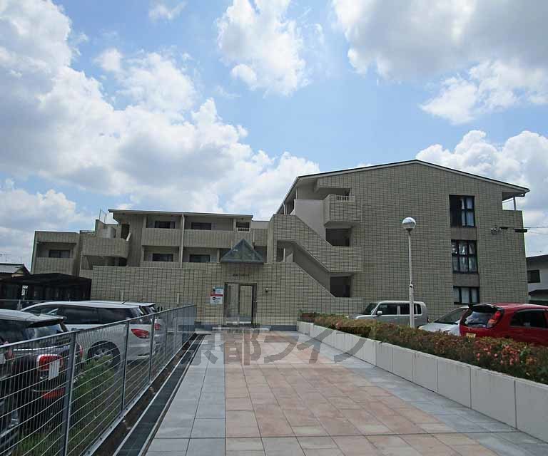 京都市西京区嵐山薬師下町のマンションの建物外観