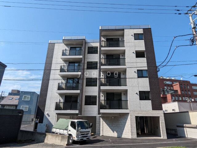 【札幌市北区北六条西のマンションの建物外観】