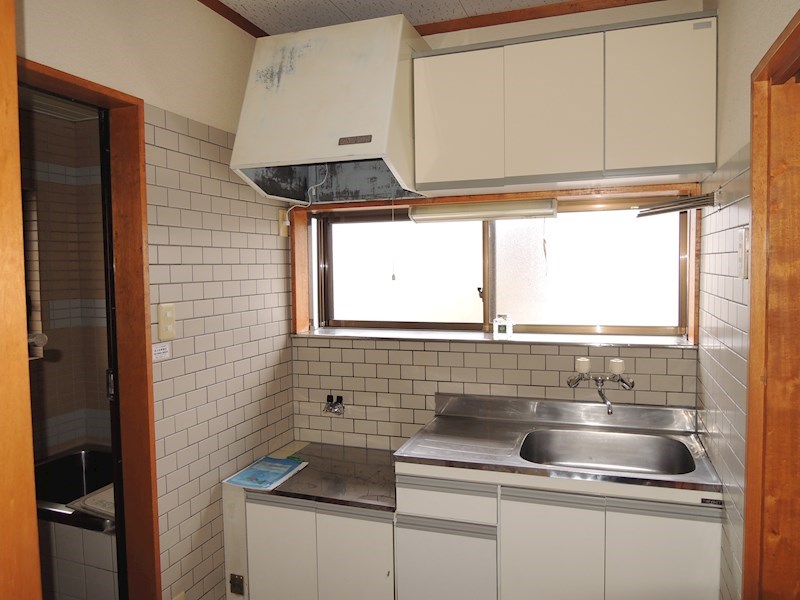 キッチン　自然光が入る窓のあるキッチン