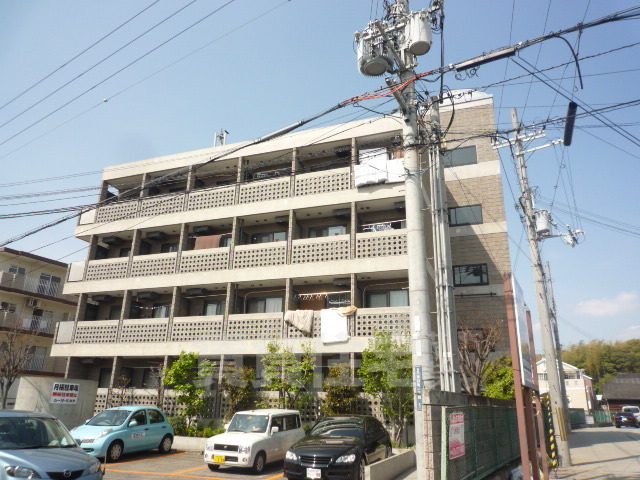 【和泉市箕形町のマンションの駐車場】