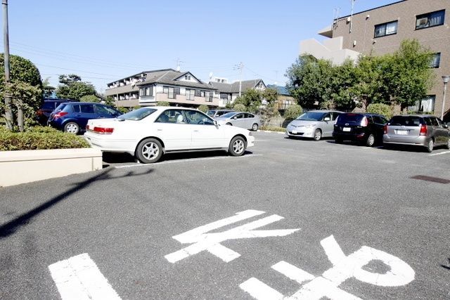 【船橋市上山町のマンションの駐車場】