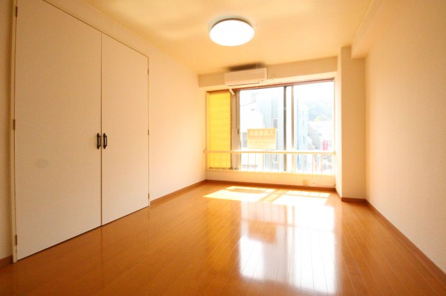 居室・リビング　窓が大きく、開放感と温かみのあるお部屋です。 ※前回募集時の