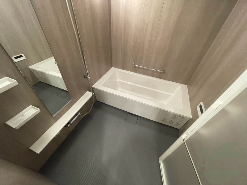 バス・シャワールーム　お風呂です。広々したバスでゆっくりくつろげます。