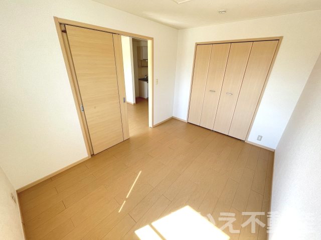 その他部屋・スペース　開放的な寝室です