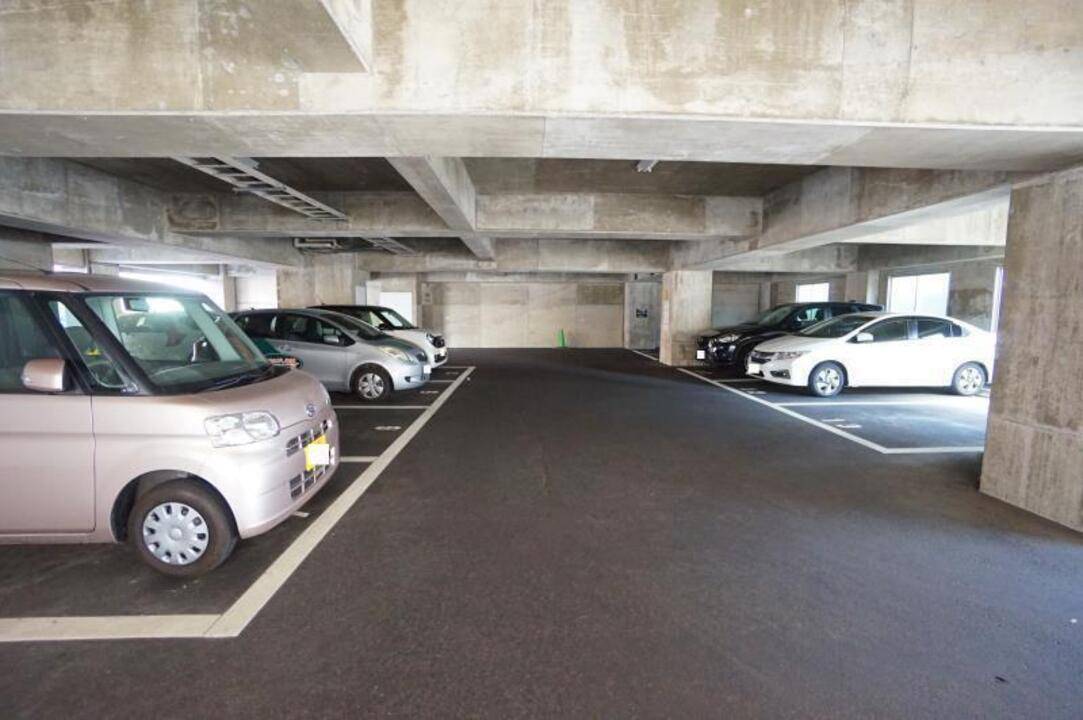 【松山市千舟町のマンションの駐車場】