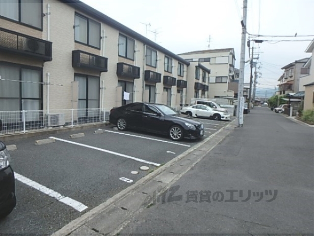 【京都市右京区嵯峨野西ノ藤町のアパートの駐車場】