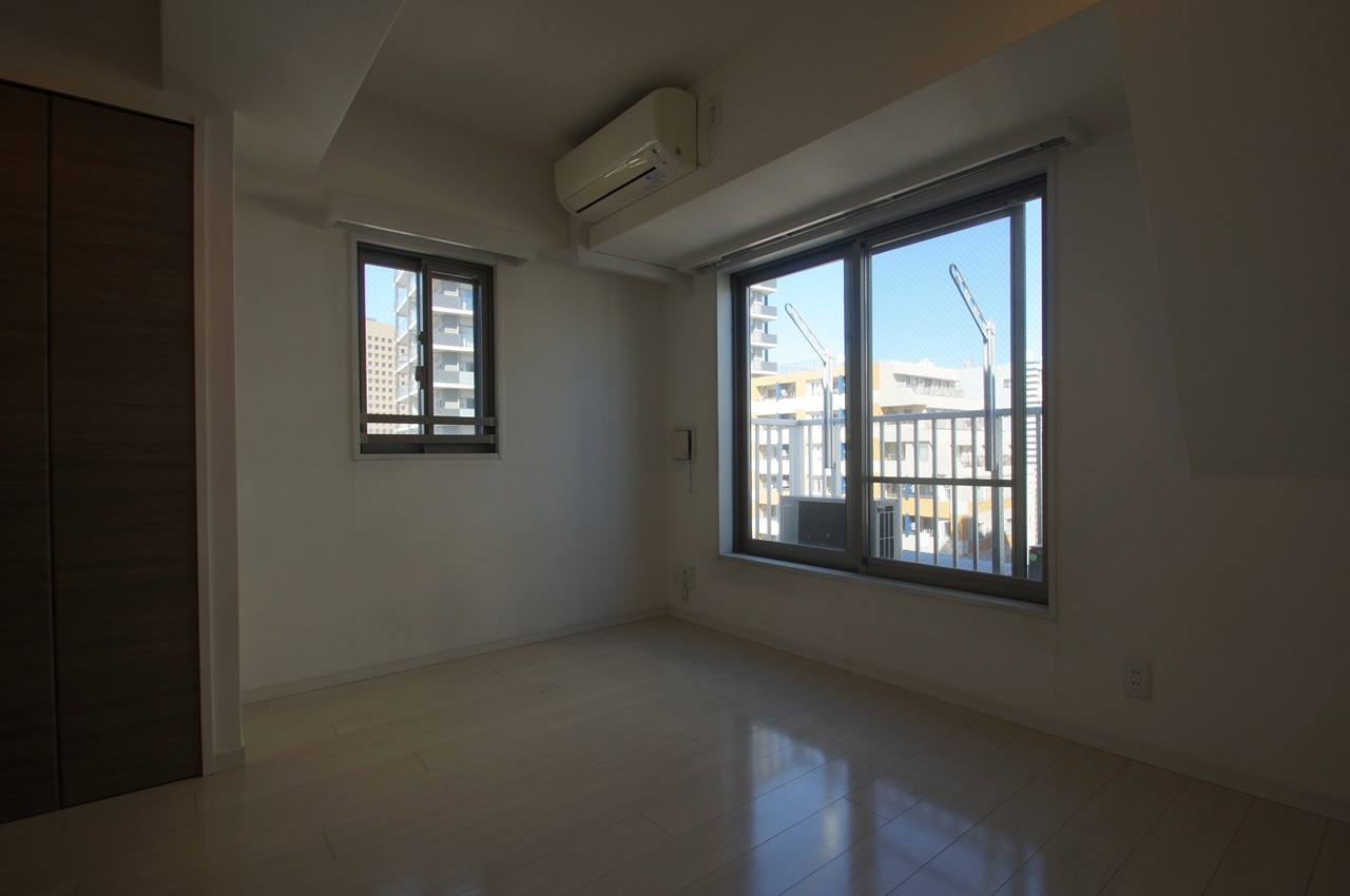 居室・リビング　落ち着いた色合いの床材を使用した居住空間です。