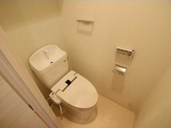 トイレ　落ち着いた色調のトイレです