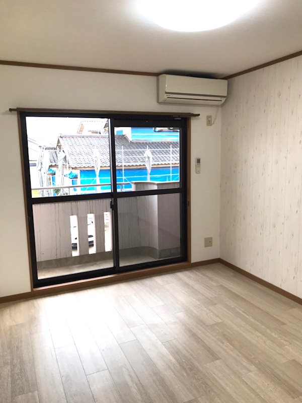 居室・リビング　ダイニングとつながる洋室も南向きで明るく広々としています。