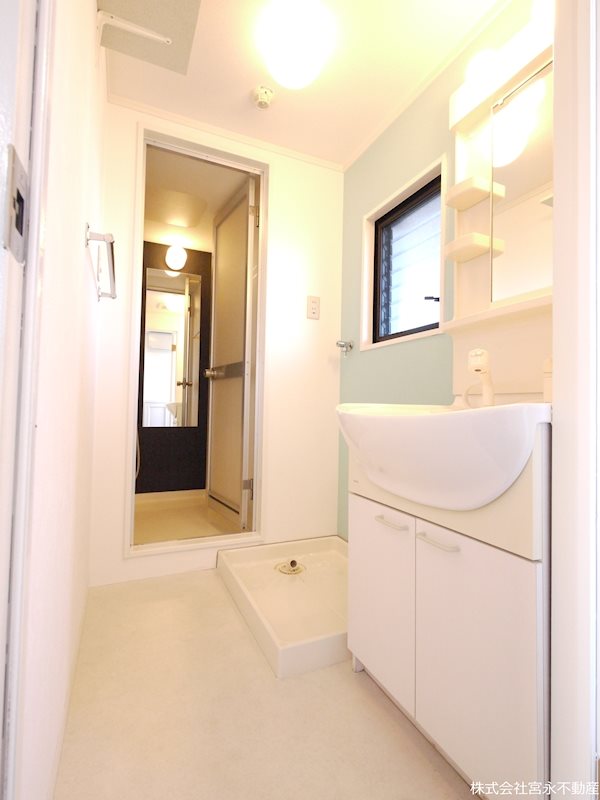 洗面設備　窓付きの明るい洗面スペース。シャワー洗面台です。