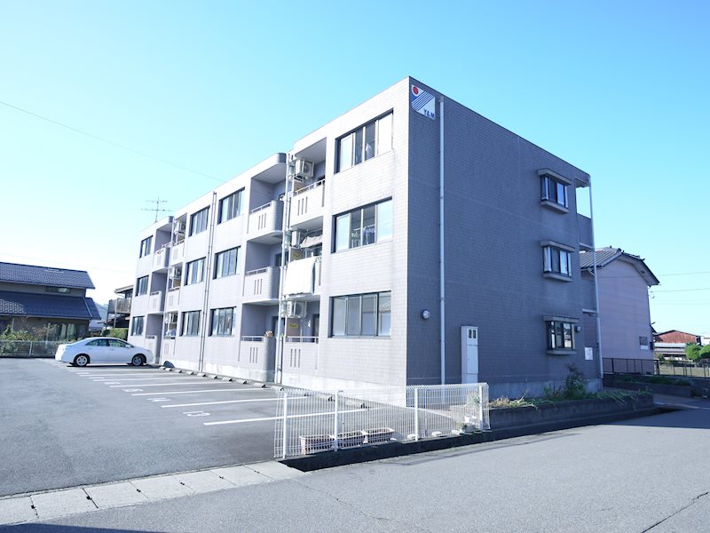 建物外観　サニーガーデンという名前にふさわしい、日当たりの良さです。