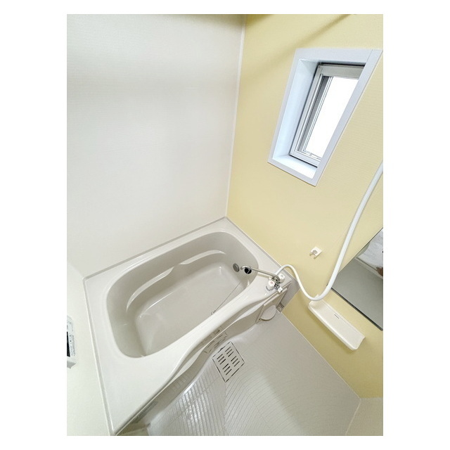 バス・シャワールーム　小窓は日中の換気に便利