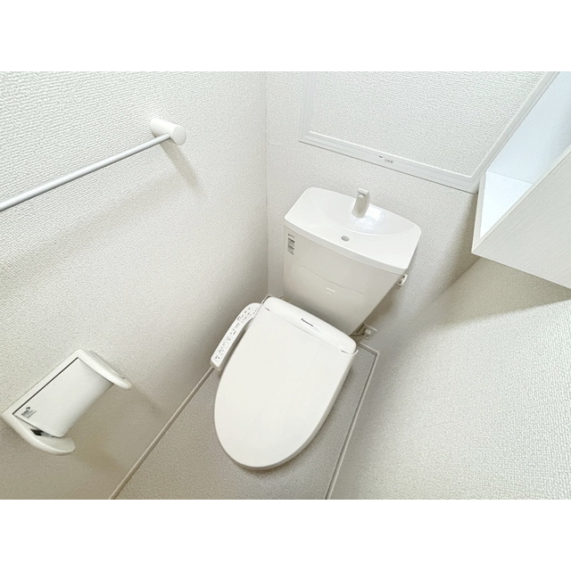 トイレ　気遣いを感じる棚やホルダー