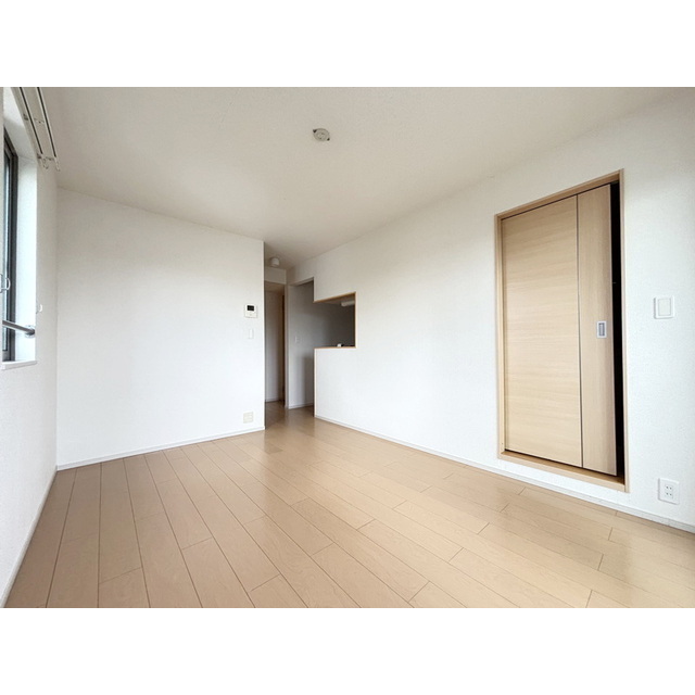 居室・リビング　明るい日差しの室内