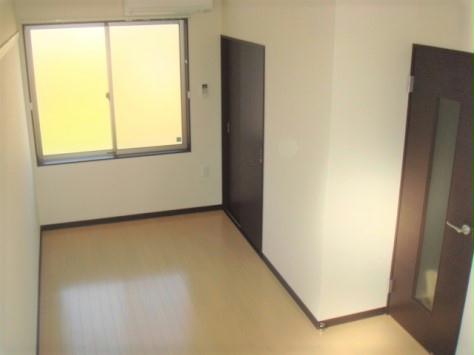 居室・リビング　白基調の落ち着いた室内