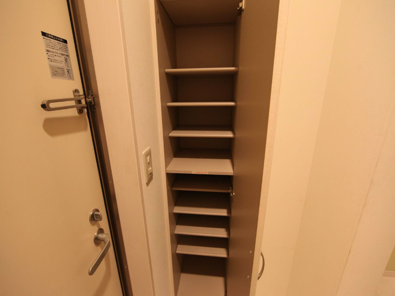 玄関　玄関　シューズボックス付（収納充実してます）