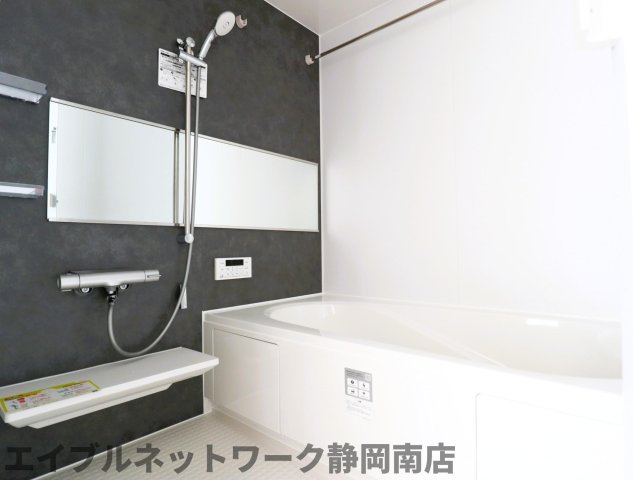 バス・シャワールーム　同イメージ反転