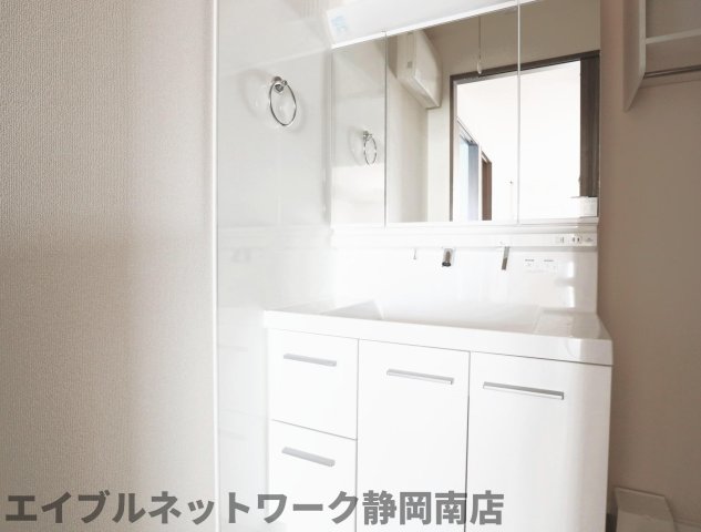 洗面設備　同イメージ反転