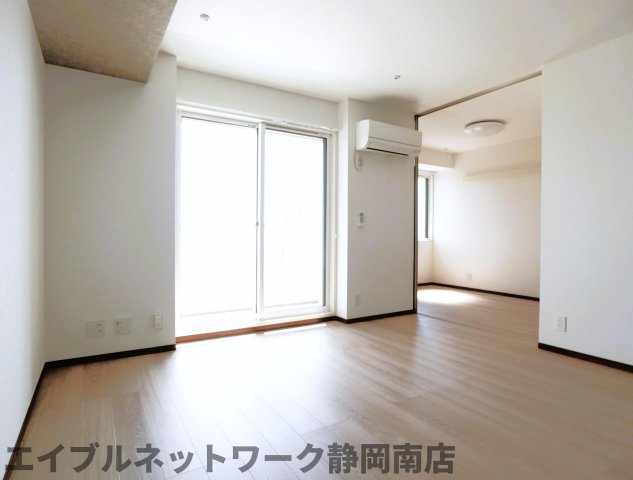 居室・リビング　同イメージ反転