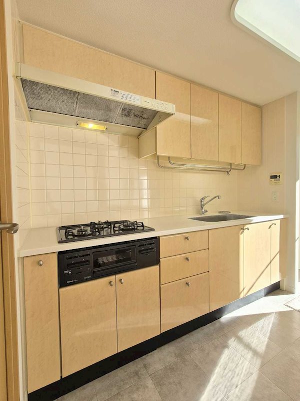 キッチン　3口ガスコンログリル付きシステムキッチンでお料理ラクラク