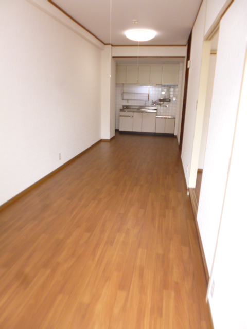 居室・リビング　奥行きのあるリビングです。