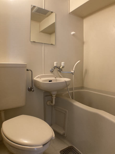 バス・シャワールーム　※補修前の参考画像の為、設備等は現況優先。