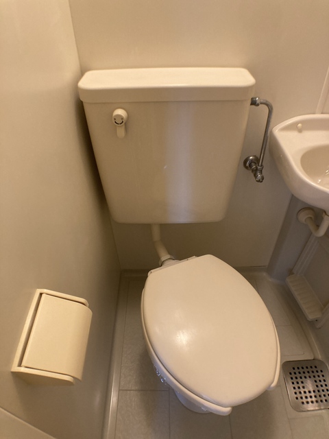 トイレ　※補修前の参考画像の為、設備等は現況優先。