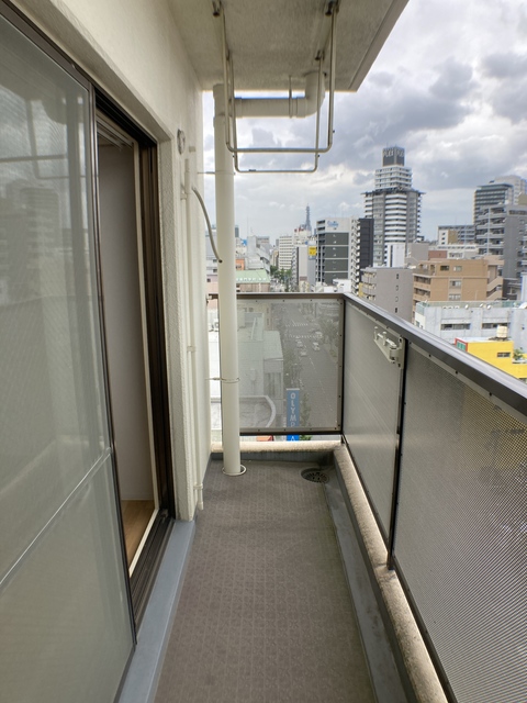 バルコニー　※補修前の参考画像の為、設備等は現況優先。