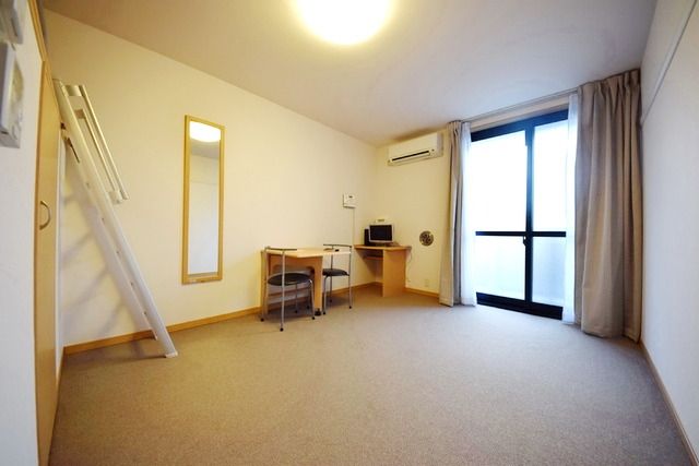 居室・リビング　★家具家電の付いた洋室です★