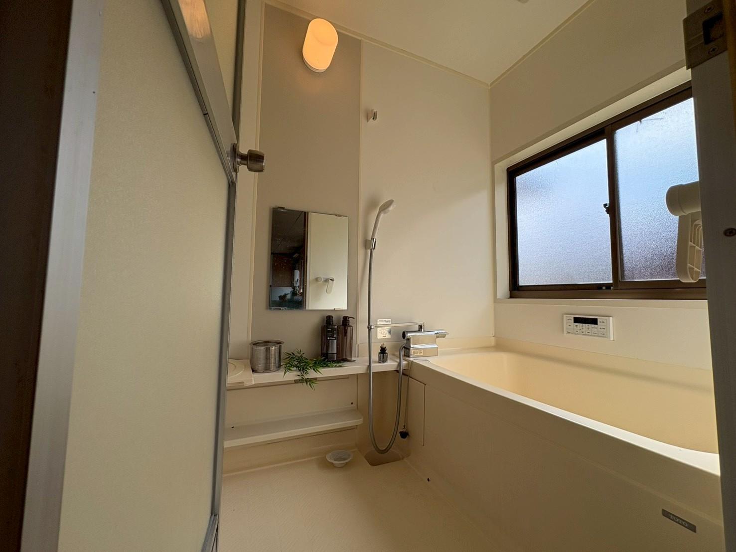 バス・シャワールーム　大きめのバスタブでゆったり入れます。