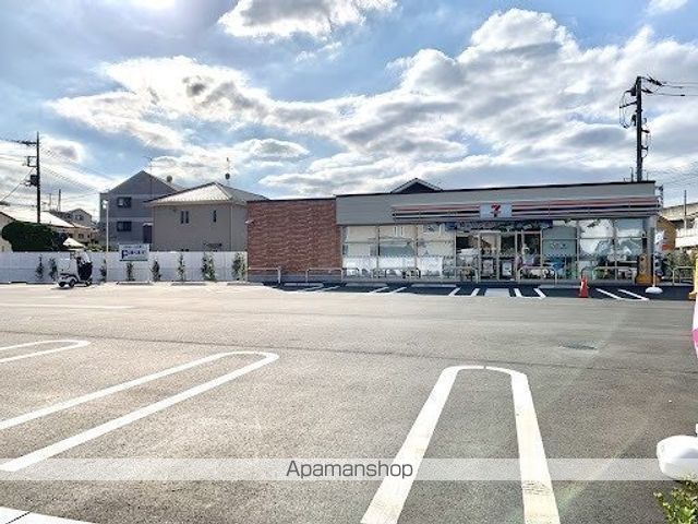 コンビニ　セブンイレブン（コンビニ）まで305m