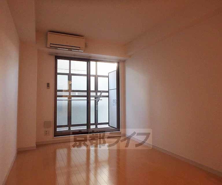 居室・リビング　白基調のキレイなお部屋です。