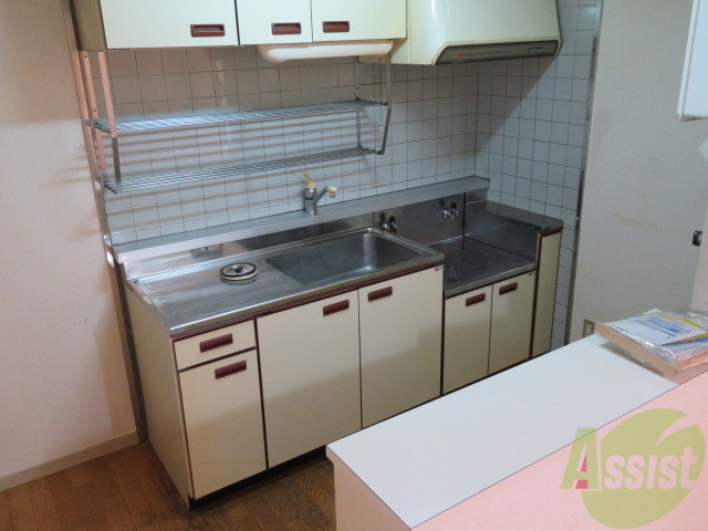 キッチン　キッチンルームはこちら。収納や棚など豊富ですね