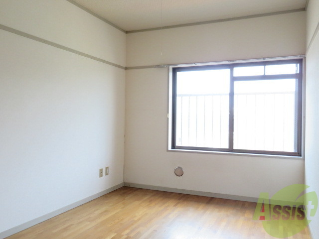 その他部屋・スペース　寝室になるでしょうか、こちら洋室部分は６．７帖です