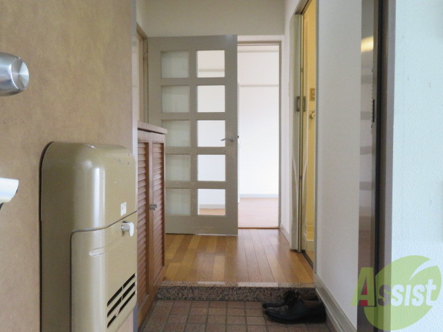 玄関　玄関からの様子を撮影しました。明るい印象です