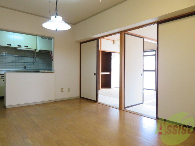 居室・リビング　広々ＬＤＫは１１．３帖となっておりますよ。