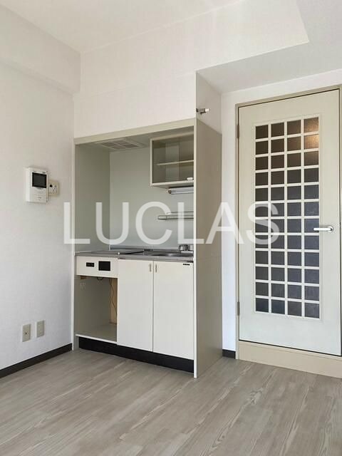 居室・リビング　木目調の床と白の壁紙で暖かみのあるリビング