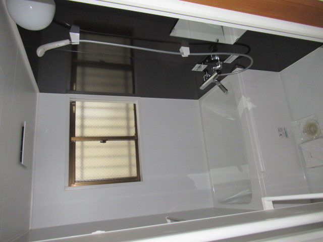 バス・シャワールーム　浴室には窓があり換気もできるので防カビ対策もバッチリです。