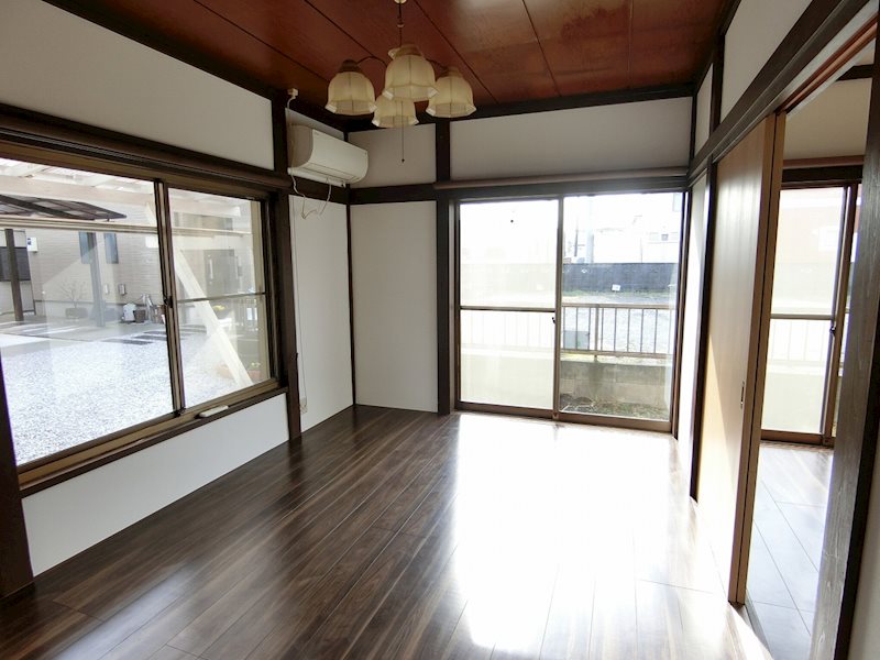 居室・リビング　1階6帖の洋室です。ダイニングと隣の洋室とは引き戸なので、繋