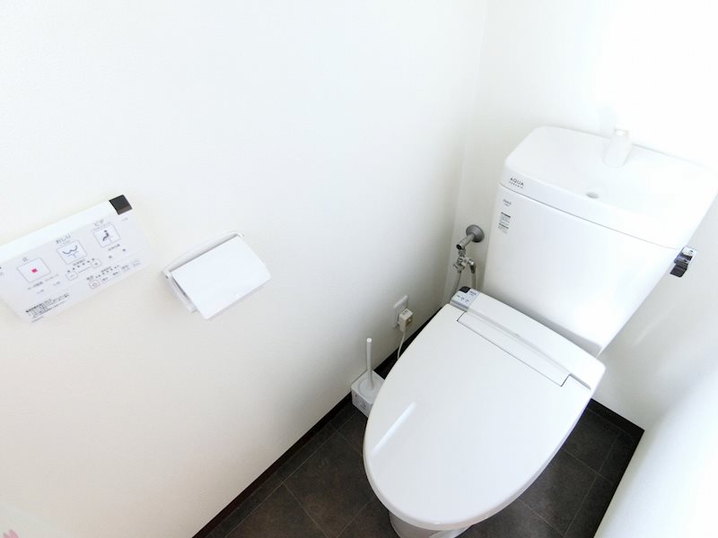 トイレ　温水洗浄便座付き。清潔感のあるトイレです。