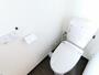 トイレ　温水洗浄便座付き。清潔感のあるトイレです。