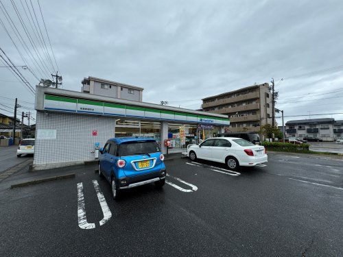 コンビニ　ファミリーマート岩倉新柳店（コンビニ）まで330m